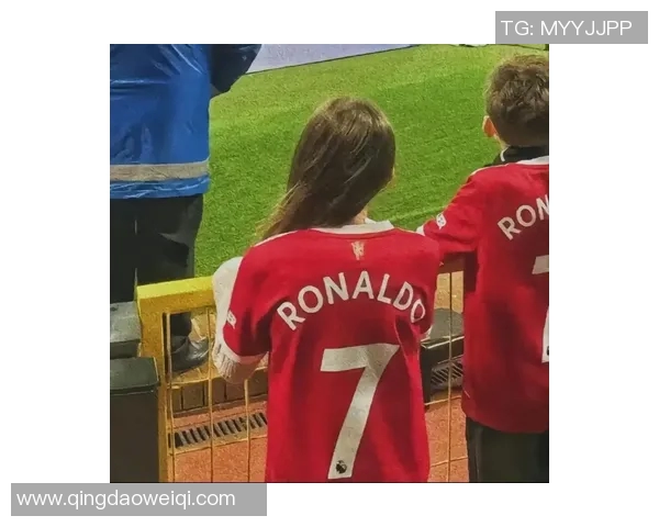 足球明星亲密互动瞬间女星头像大揭秘展现友谊与魅力的完美结合