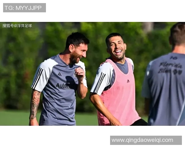 足球明星之间的深厚友情瞬间展现友谊的力量与团结的精神